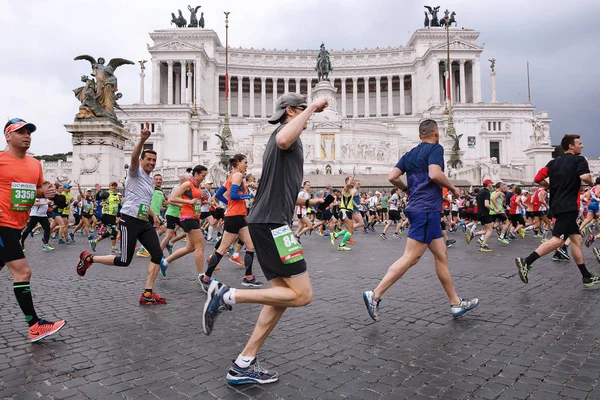 Sportovci účastní 23 maraton v Římě — Stock fotografie