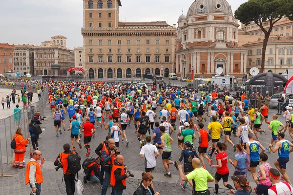 Départ des athlètes du marathon — Photo