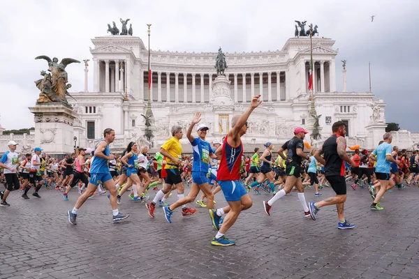 Sportovci účastní 23 maraton v Římě — Stock fotografie