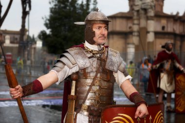 Roma gladyatör dönem kostüm ve atar.