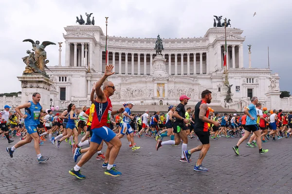 Спортсмены, участвующие в 23-м марафоне в Риме — стоковое фото