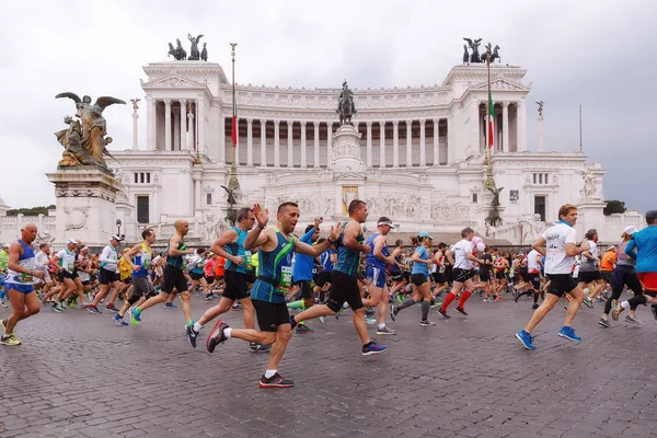 Atletas que participam da 23a maratona em Roma — Fotografia de Stock