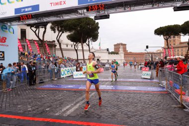 Maraton koşucular bitiş çizgisinde varışta