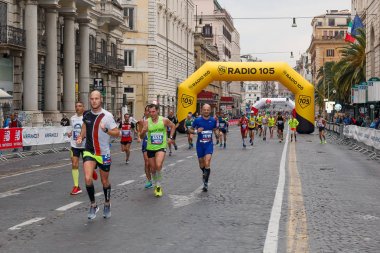 Via Nazionale içinde adım için maraton koşucu