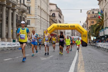 Via Nazionale içinde adım için maraton koşucu