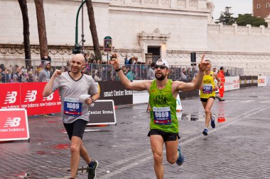 Maraton koşucular bitiş çizgisinde varışta