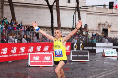 Maraton koşucular bitiş çizgisinde varışta