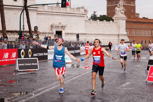 Marathon runners on arrival at the finish line — Stock Photo, Image