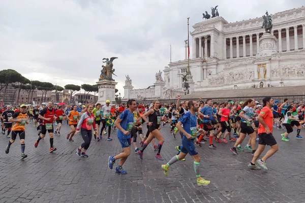 Atletas que participam da 23a maratona em Roma — Fotografia de Stock