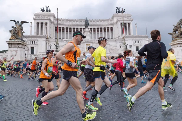 Atletas que participam da 23a maratona em Roma — Fotografia de Stock