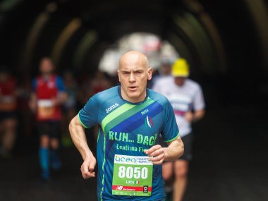 Atlet çalışır maraton, önden görünüm, varoluş.