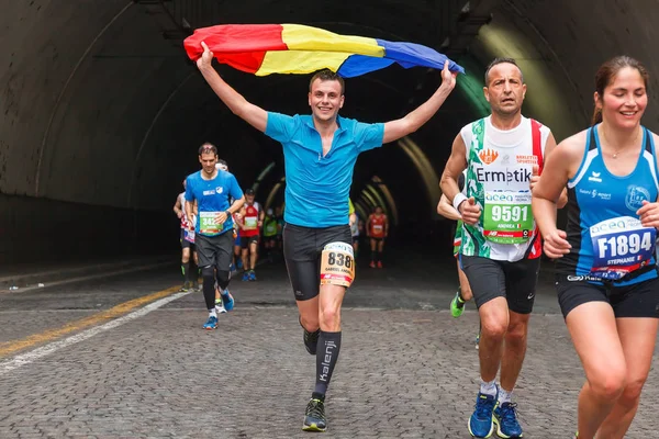 Румынский мальчик бегает марафоны и размахивает румынским флагом . — стоковое фото