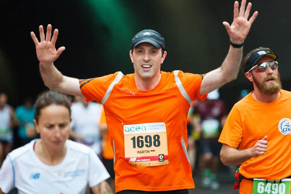 Спортсмен бежит марафон, руки подняты — стоковое фото