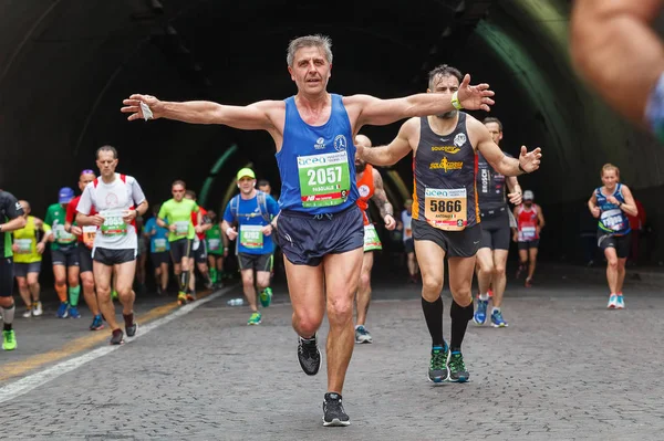 Спортсмены бегут марафон, марафонцы . — стоковое фото