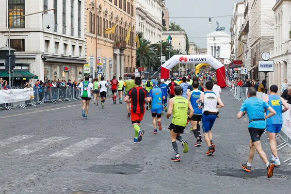 Los atletas corren la maratón, corredor de maratón . — Foto de Stock