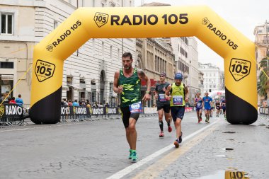 Şehir içinde belgili tanımlık yarış sırasında rekabet marathoners.