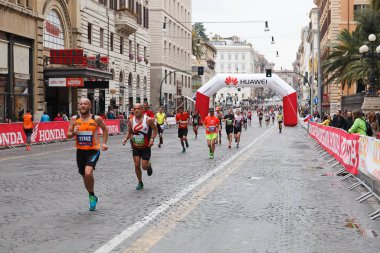 Şehir içinde belgili tanımlık yarış sırasında rekabet marathoners.