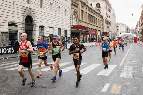Maratoneti in gara durante la gara in città . — Foto Stock