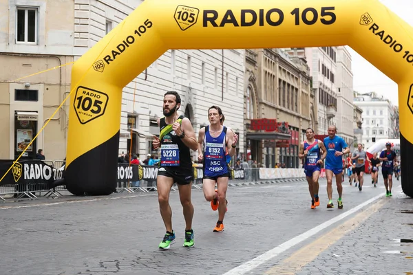 Şehir içinde belgili tanımlık yarış sırasında rekabet marathoners.