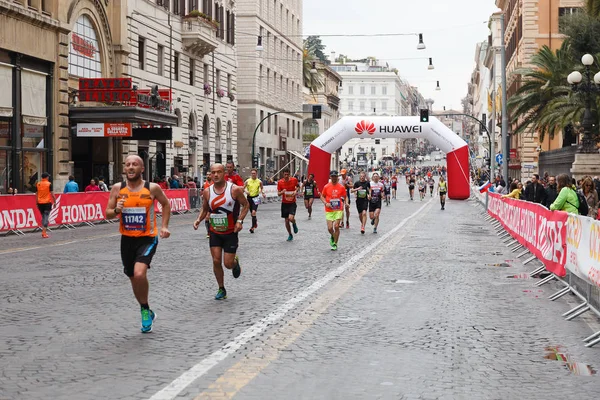 Maratonistas compitiendo durante la carrera en la ciudad . — Foto de Stock