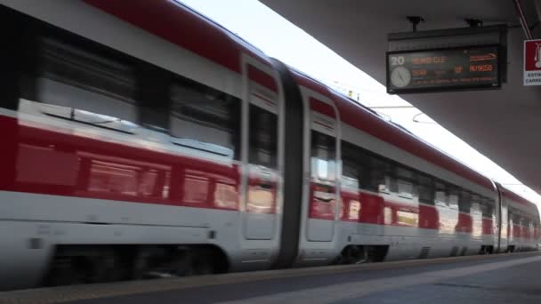 Tren de alta velocidad, a partir de la estación de tren — Vídeos de Stock