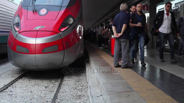 I passeggeri scendono dal treno e si dirigono all'uscita della stazione — Video Stock