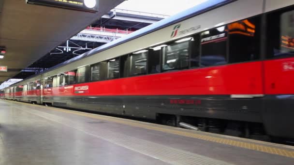 Tren de alta velocidad, a partir de la estación de tren — Vídeos de Stock