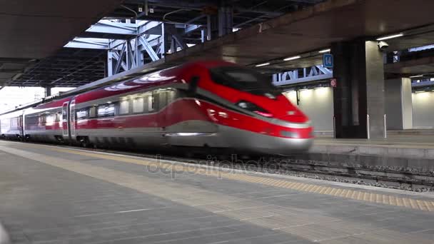 Высокоскоростной поезд, начиная со станции — стоковое видео