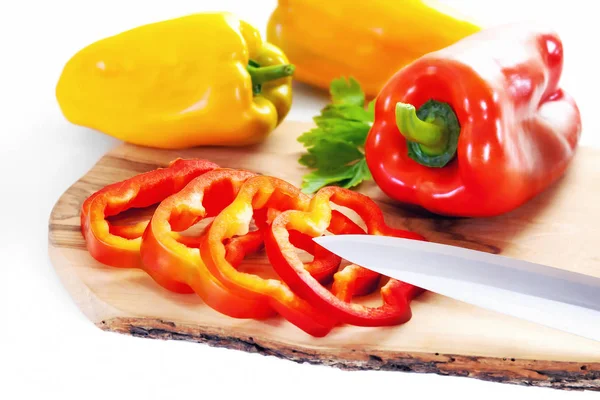 Hel och skivad paprika, röd och gul paprika. Råa grönsaker. — Stockfoto