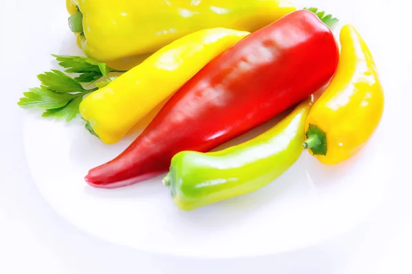 Pimienta roja y amarilla entera. Verduras crudas. Tipo largo . — Foto de Stock