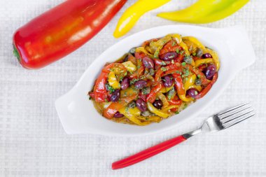 Zeytin ve kapari, üstten görünüm ile biber