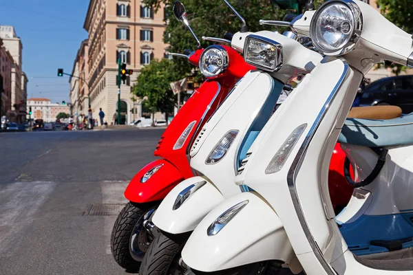 Rode en witte scooters — Stockfoto