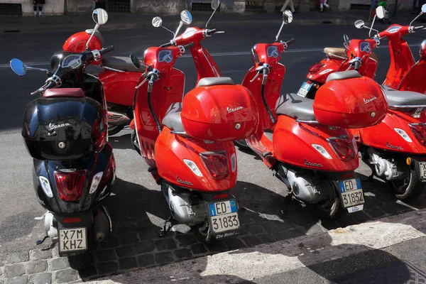 Rote Motorroller in der Straße, Vespa — Stockfoto