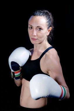 Kadın boksör. Atlet boxer kadın, busty portre, yapay aydınlatma.