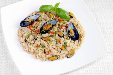 Karışık tahıl ve midye, domates sosu ve topinambur ile