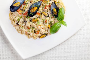 Karışık tahıl ve midye, domates sosu ve topinambur ile
