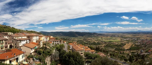 Pequeño pueblo en Toscana, Italia . —  Fotos de Stock