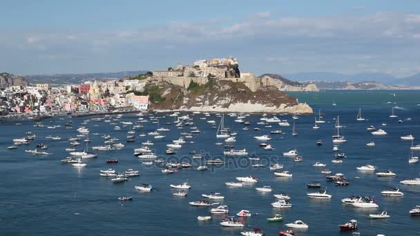 Procida, Punta Monaci e o castelo . — Vídeo de Stock