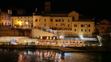 Roma'da Tiber Nehri'nin üzerinde gece hayatı.