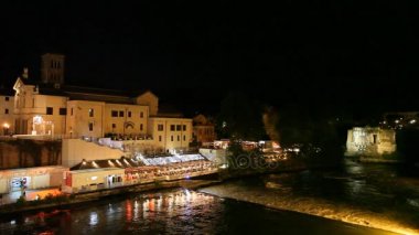 Roma'da Tiber Nehri'nin üzerinde gece hayatı.