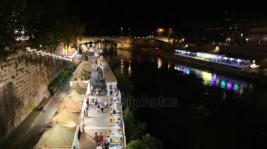 Roma'da Tiber Nehri'nin üzerinde gece hayatı.