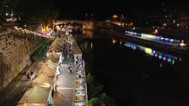 Roma'da Tiber Nehri'nin üzerinde gece hayatı.