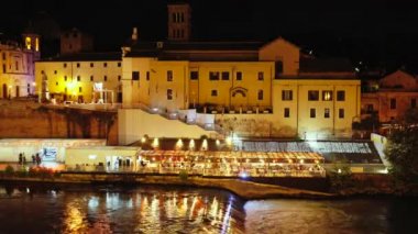 Roma'da Tiber Nehri'nin üzerinde gece hayatı.