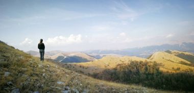 Bir kadın olarak dağın tepesinde, yaz yataydan hayran