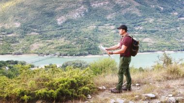 Haritaya bakarak adam bölgeyi araştırıyor