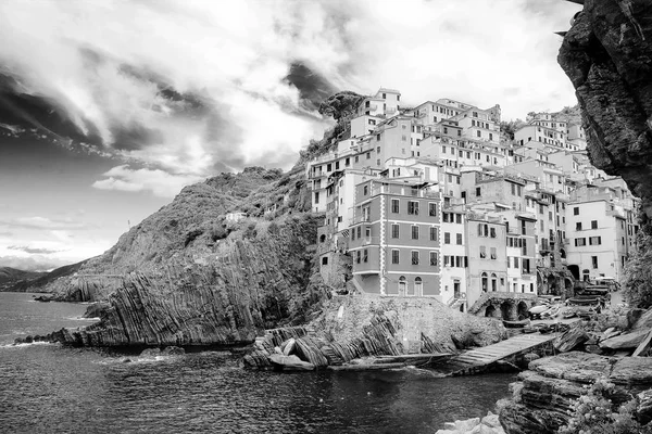 Miejscowości Riomaggiore, Cinque Terre. W wersji czarno-białe. — Zdjęcie stockowe