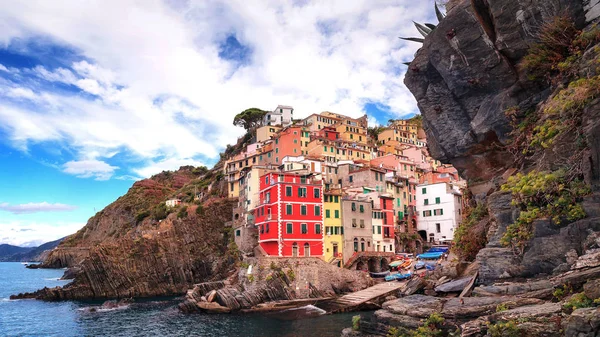 Pueblo de Riomaggiore, Cinque Terre. Riomaggiore, Italia . — Foto de Stock