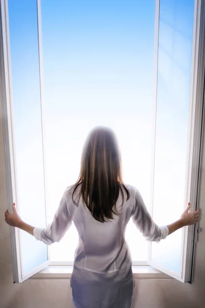 Shoulder woman, open the window and light in the room. — Stock Photo, Image