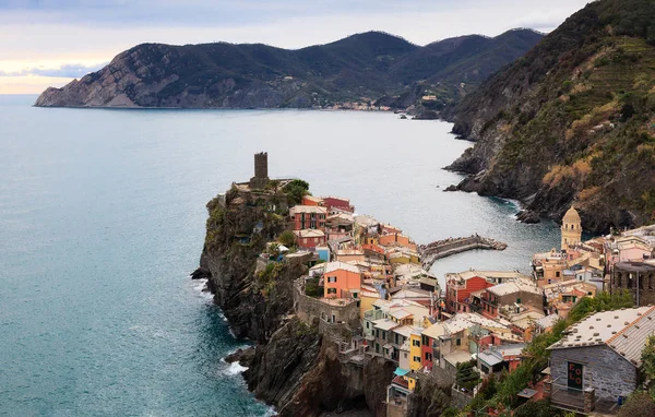 Vernazza d'en haut, avec le château et falaise rocheuse surplombant — Photo