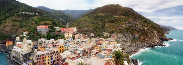 Vernazza ovanifrån, panoramautsikt över landet med utsikt över havet. — Stockfoto